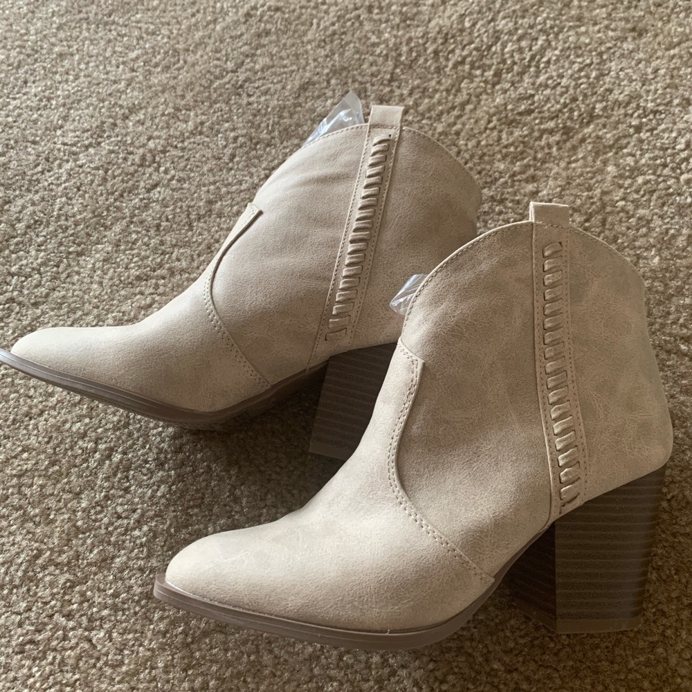 Brand new neutral color booties!never worn size6